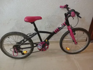 Bicicleta niña Btwin rosa y negra