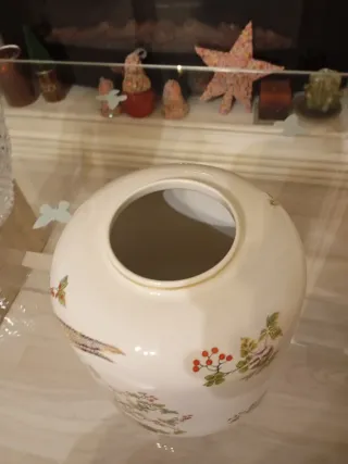 Tarro de cerámica con faisanes y flores