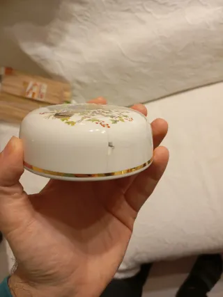 Tarro de cerámica con faisanes y flores