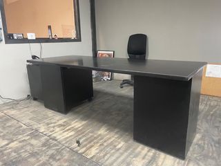 Mesa de oficina negra con 3 cajoneras