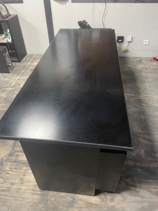 Mesa de oficina negra con 3 cajoneras