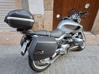 BMW R850R con maletas