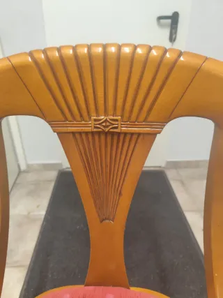 4 Sillas de madera con tapicería roja