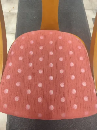 4 Sillas de madera con tapicería roja