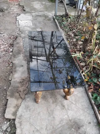 Mesa de cristal negra con patas doradas