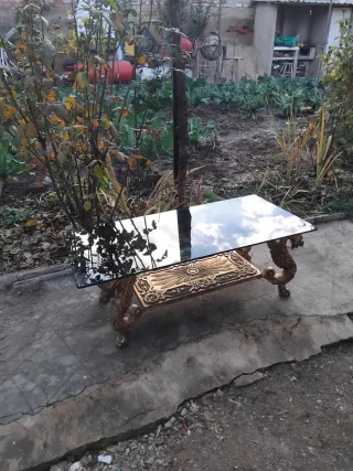 Mesa de cristal negra con patas doradas