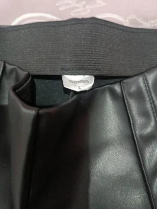 Pantalón polipiel negro talla L