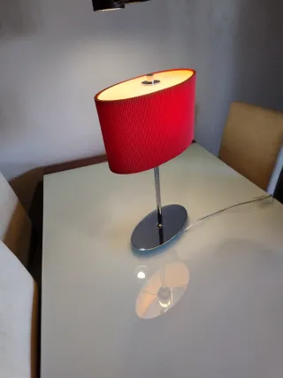 Lámpara de mesa roja y plateada
