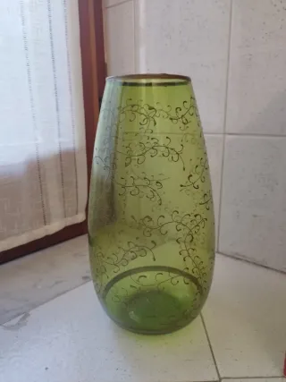 Vaso in vetro verde decorato