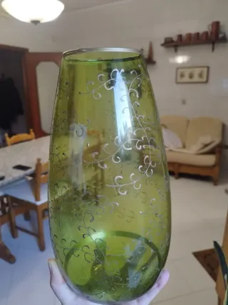 Vaso in vetro verde decorato
