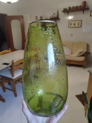 Vaso in vetro verde decorato