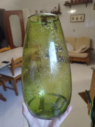 Vaso in vetro verde decorato