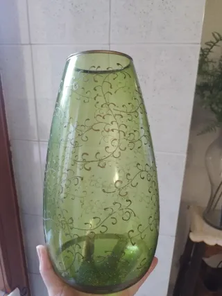 Vaso in vetro verde decorato