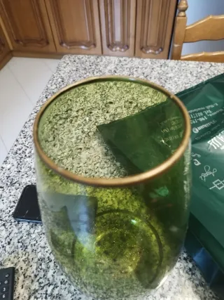Vaso in vetro verde decorato