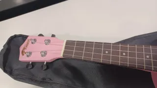 Ukelele rosa infantil con funda