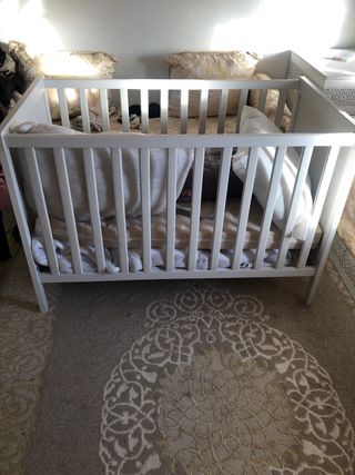 Cuna para niños como nueva con corcho￼