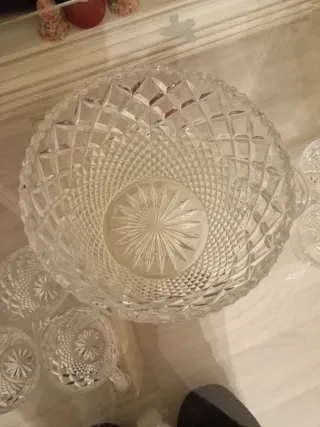 Ponchera de cristal y 6 tazas