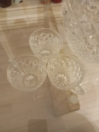 Ponchera de cristal y 6 tazas