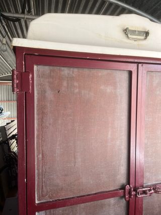 Remolque cerrado con rueda de repuesto