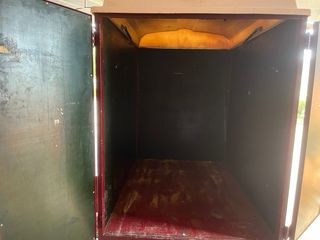 Remolque cerrado con rueda de repuesto