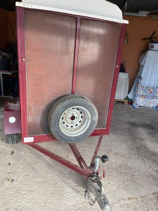 Remolque cerrado con rueda de repuesto