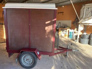 Remolque cerrado con rueda de repuesto