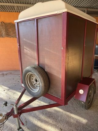 Remolque cerrado con rueda de repuesto