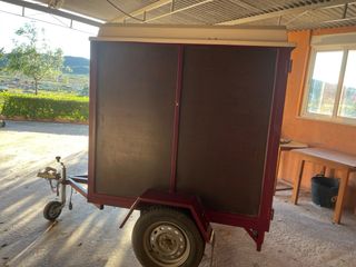 Remolque cerrado con rueda de repuesto