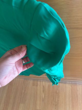 Blusa verde con mangas abullonadas