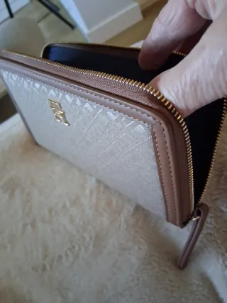 Cartera Tommy Hilfiger Monogram Beige y Marrón