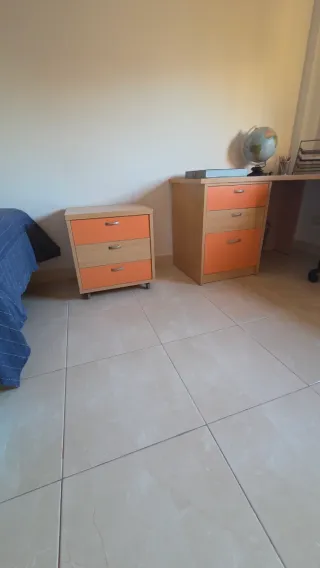 Mesa de escritorio y mesilla naranja y madera