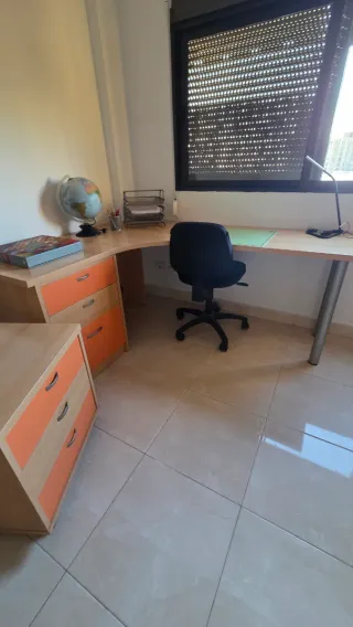 Mesa de escritorio y mesilla naranja y madera