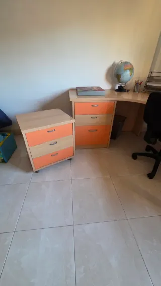 Mesa de escritorio y mesilla naranja y madera
