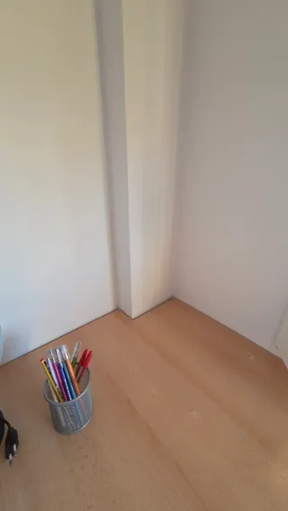 Mesa de escritorio y mesilla naranja y madera