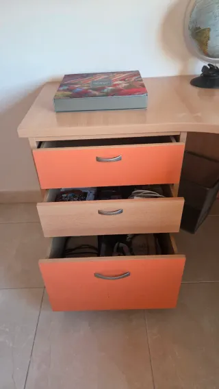 Mesa de escritorio y mesilla naranja y madera