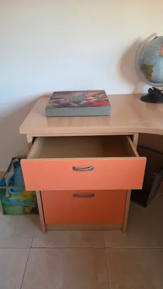 Mesa de escritorio y mesilla naranja y madera