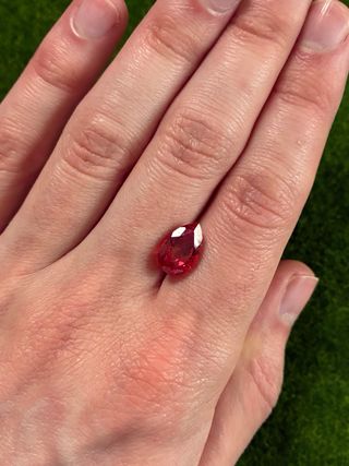 Zaffiro multicolor 5.65 ct taglio Pera certificato