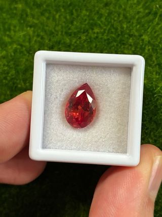 Zaffiro multicolor 5.65 ct taglio Pera certificato