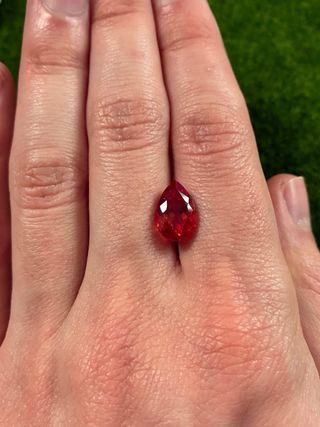 Zaffiro multicolor 5.65 ct taglio Pera certificato