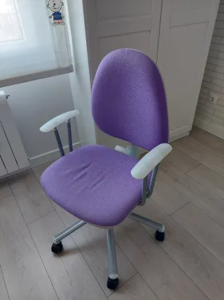 Silla juvenil ergonómica morado pastel.