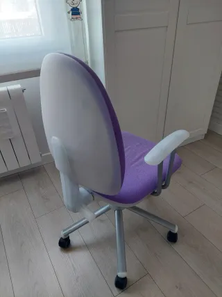 Silla juvenil ergonómica morado pastel.