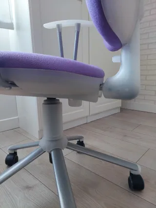 Silla juvenil ergonómica morado pastel.