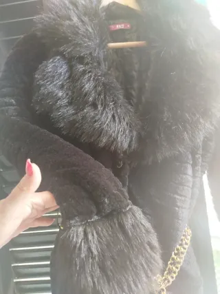 Abrigo con cinturón,pelo cuello y mangas