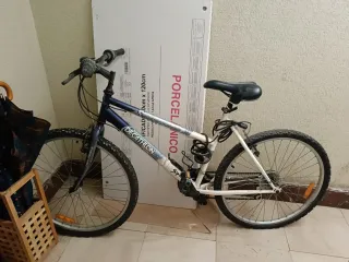 Bicicleta decathlon azul y blanca.  En buen estado