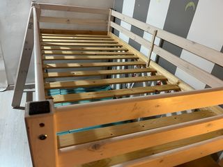 Cama alta de madera Flexa para niños. 90x190