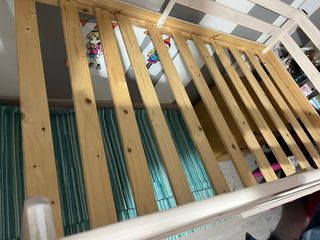 Cama alta de madera Flexa para niños. 90x190