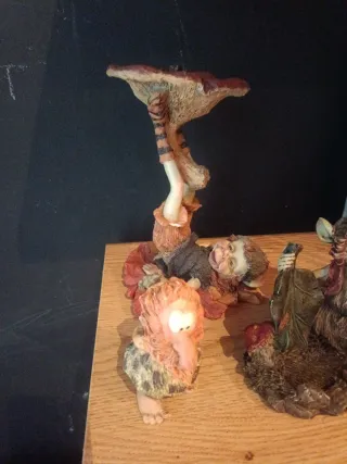 Figuras de elfos y duendes