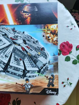 LEGO Star Wars 75105 Millennium Falcon .