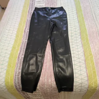 Pantalones efecto piel Mango Talla 36