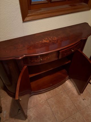 Mueble de madera con diseño curvo